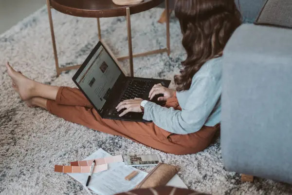 szóló utazás úti cél választás otthon laptopon tervezve