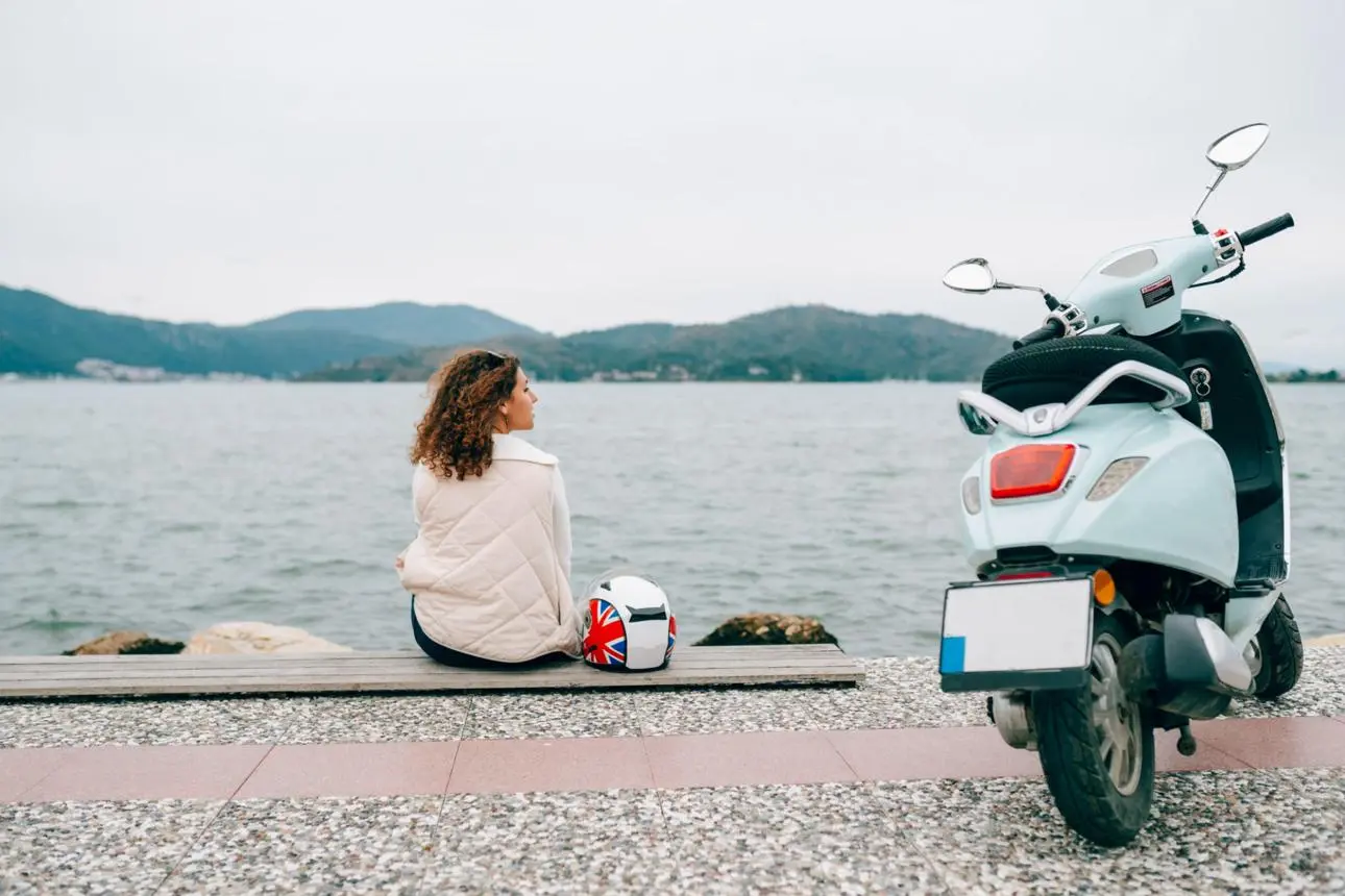 introvertált utazás egyedül utazó nő nyugodt városi környezetben
