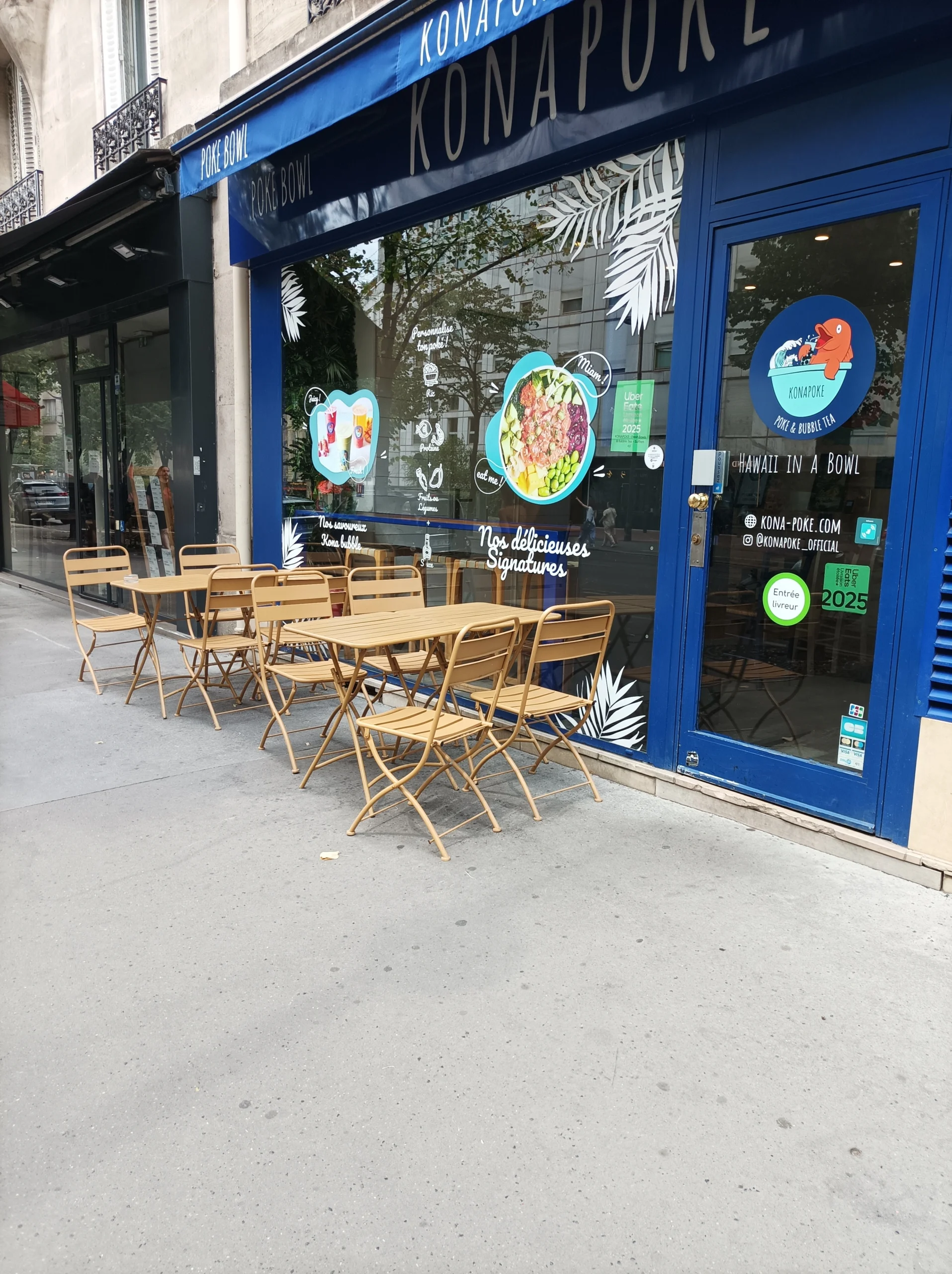 Párizsi pékség kirakata croissant-okkal és bagettekkel