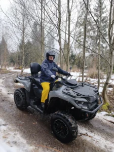 quadozás Zakopanéban, patakon átkelés télen